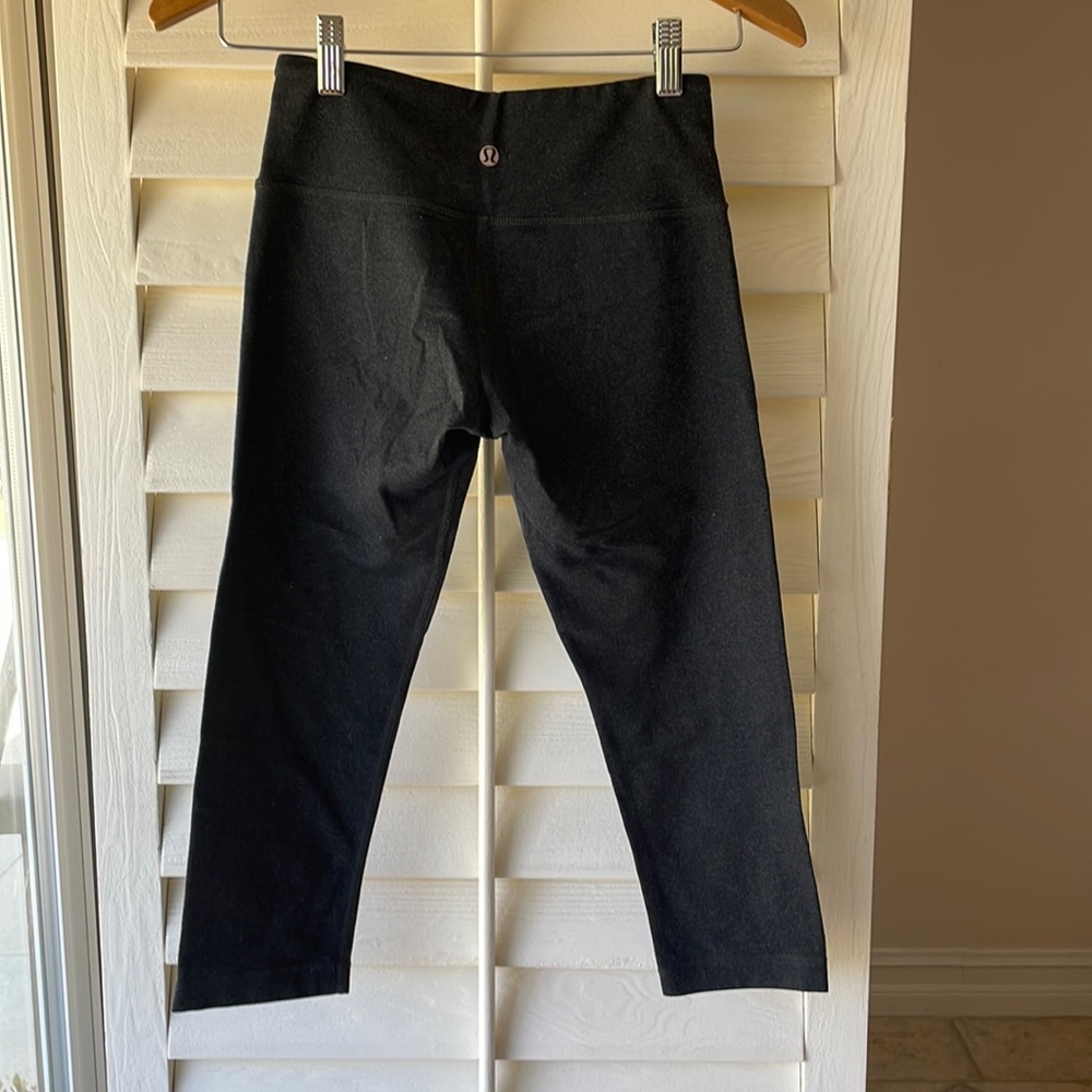 Lululemon Wunder Under dark grey cropped yoga pants (size 4)